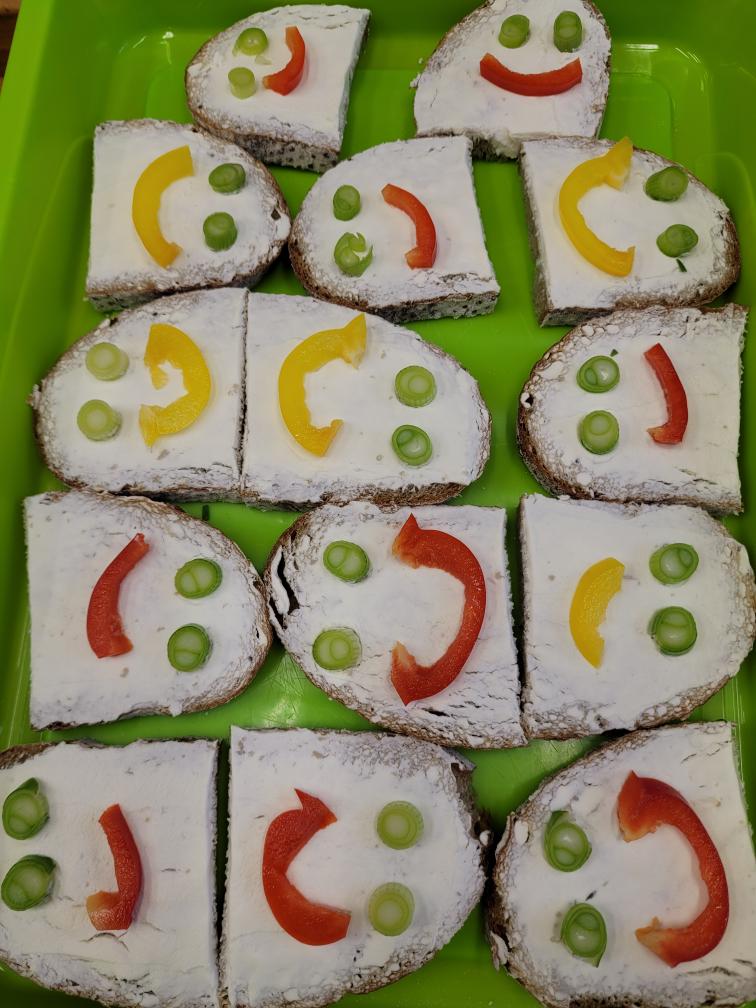 VESELÁ SVAČINKA ANEB JÍME I OČIMA...