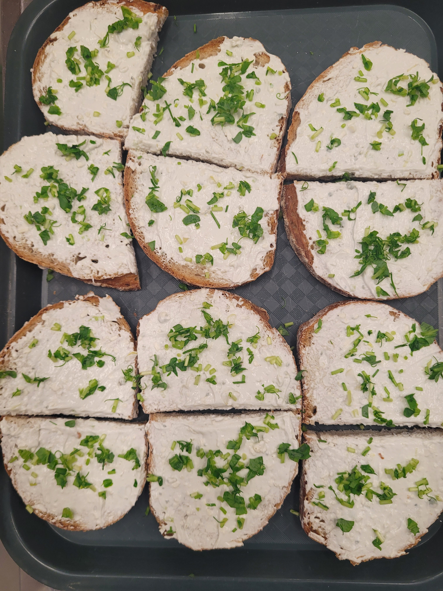 PODMÁSLOVÝ CHLÉB SE SÝROVOU POMAZÁNKOU