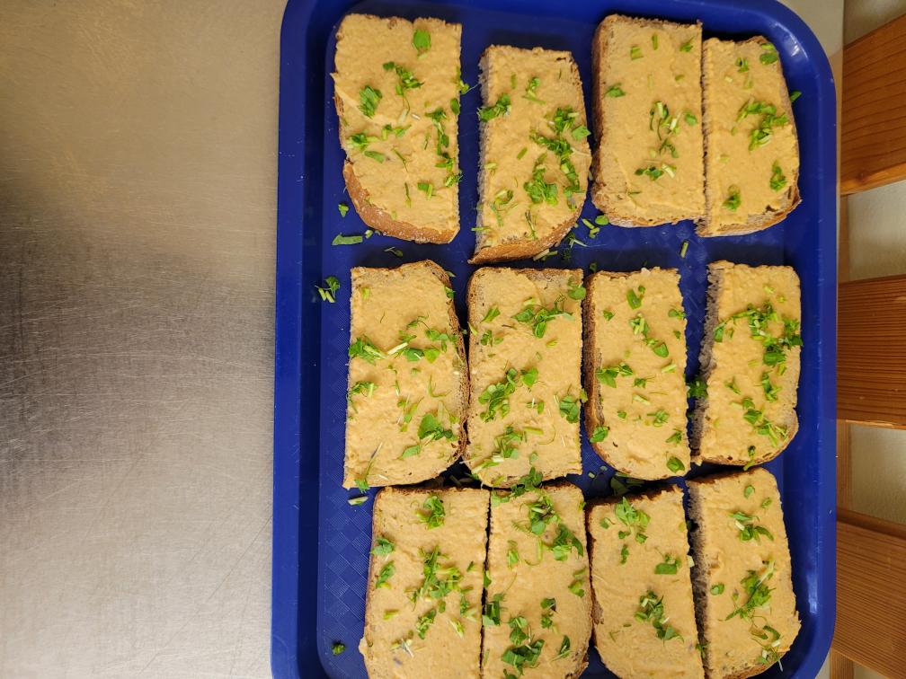 ŽITNÝ CHLÉB S DOMÁCÍM HUMMUSEM