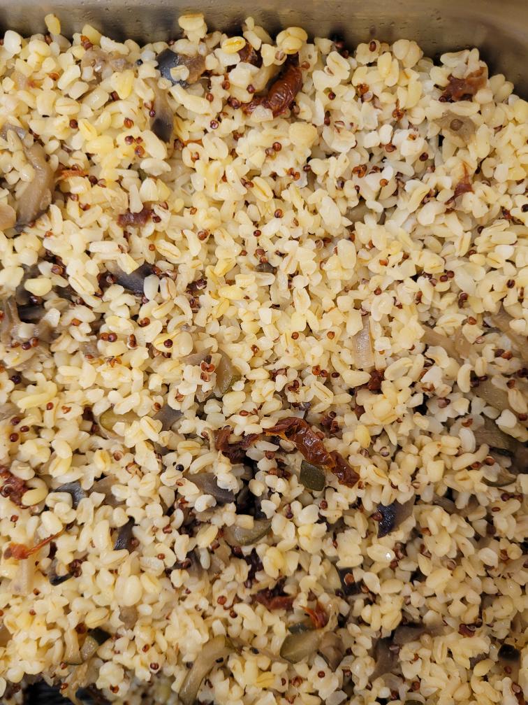 BULGUR S QUINOOU,LILKEM,CUKETOU A SUŠENÝMI RAJČATY